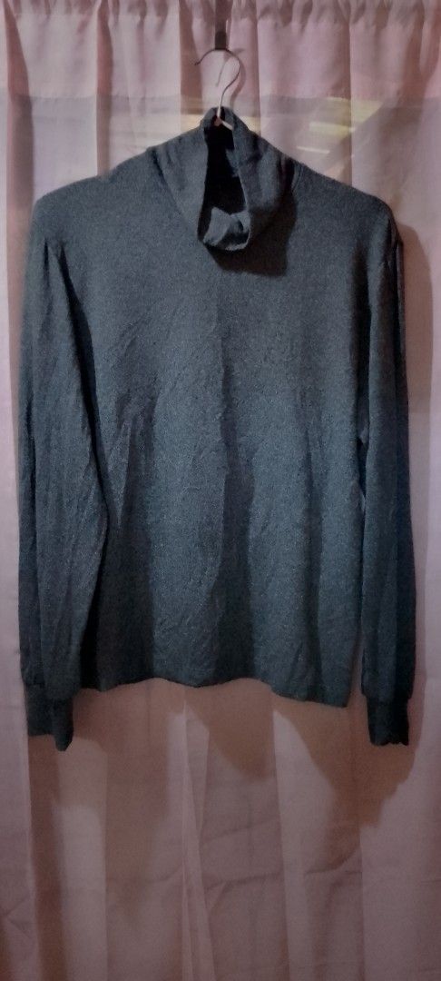 Uniqlo Turtleneck Sweater Long Sleeve Top Size M (Category: Longsleeves) located in Cardona. Submitted by nick_and_maria (Listing ID 1443025650, Image 1). Description: - Uniqlo Turtleneck Sweater - Size: Medium (M) - Color: Dark Teal / Greyish-Blue - Material: Soft fabric - Style: Long sleeves, perfect for layering or wearing alone - A great wardrobe basic.