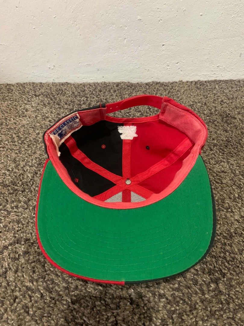 Vintage Chicago Bulls Starter Split Color Snapback Hat (Category: Caps & Hats) located in Mendez-Nunez. Submitted by russs23 (Listing ID 1442958919, Image 2). Description: - Chicago Bulls snapback hat - Split red and black design - Starter brand - Adjustable Snap at the back - Perfect for any Bulls fan - Note: Shows some signs of wear on the inside band.