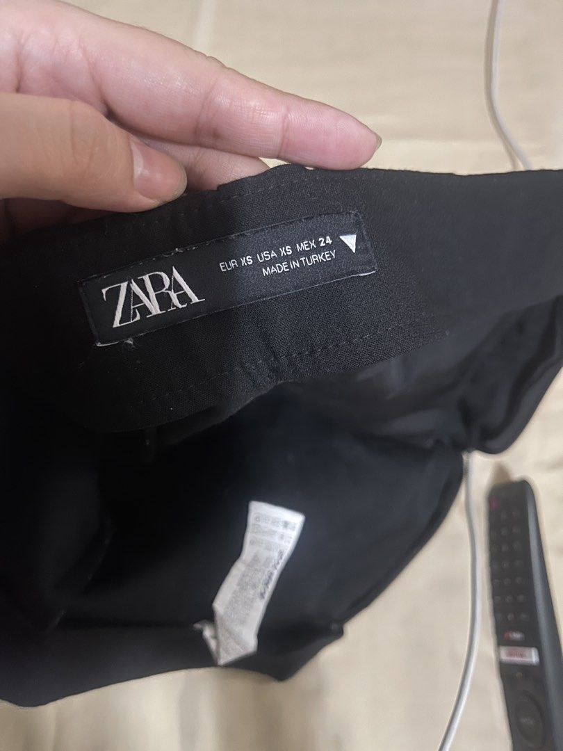 Zara asymmetrical short skirt (Category: Shorts) located in Manila. Submitted by tidyspacee_ (Listing ID 1443081541, Image 2). Description: size XS doesn’t fit me anymore good condition 9.8/10 .