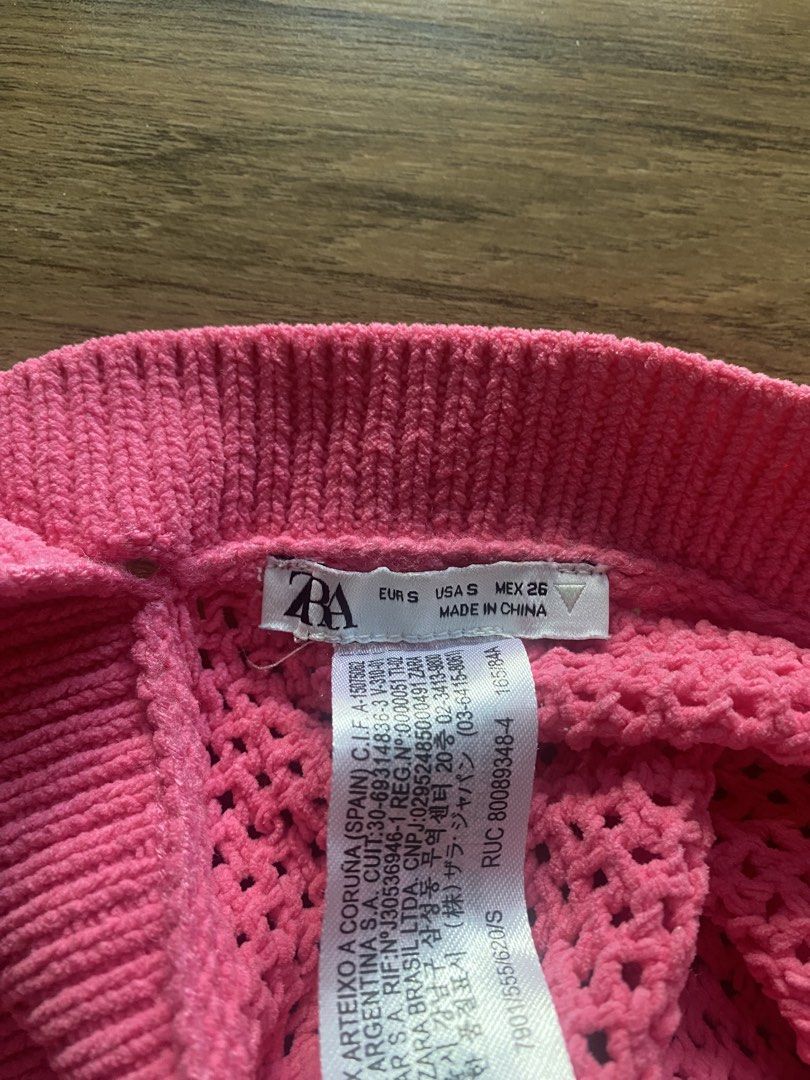 Zara Pink Knit Halter Crop Top (Category: Sleeveless) located in Makati City. Submitted by eascloset (Listing ID 1442935650, Image 3). Description: - Cute pink knit halter neck crop top from Zara - Features a criss-cross neckline - Textured crochet-like pattern - Perfect for summer outfits - Size S Helping tags: Zara, Mango, H&M, Bershka, Forever 21, Stradivarius, Pull & Bear.