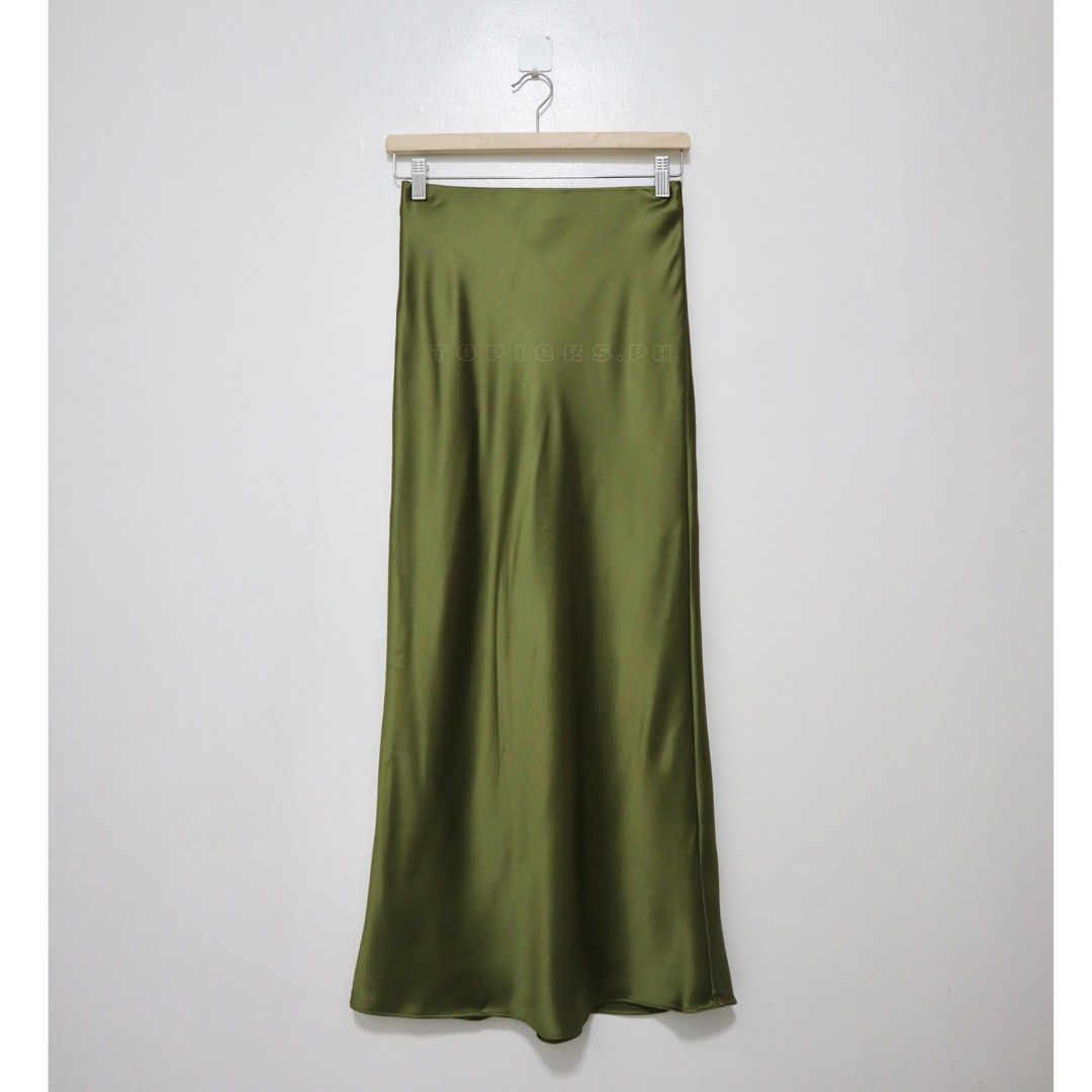 ZARA satin skirt (Category: Skirts) located in Malolos. Submitted by topicksph (Listing ID 1442952812, Image 2). Description: ZARA satin skirt size XS | Php 995 from JPY5,990 BNWT w: 26”-28” l: 37” 📌w runs, not noticeable ww. Pls see last photo..