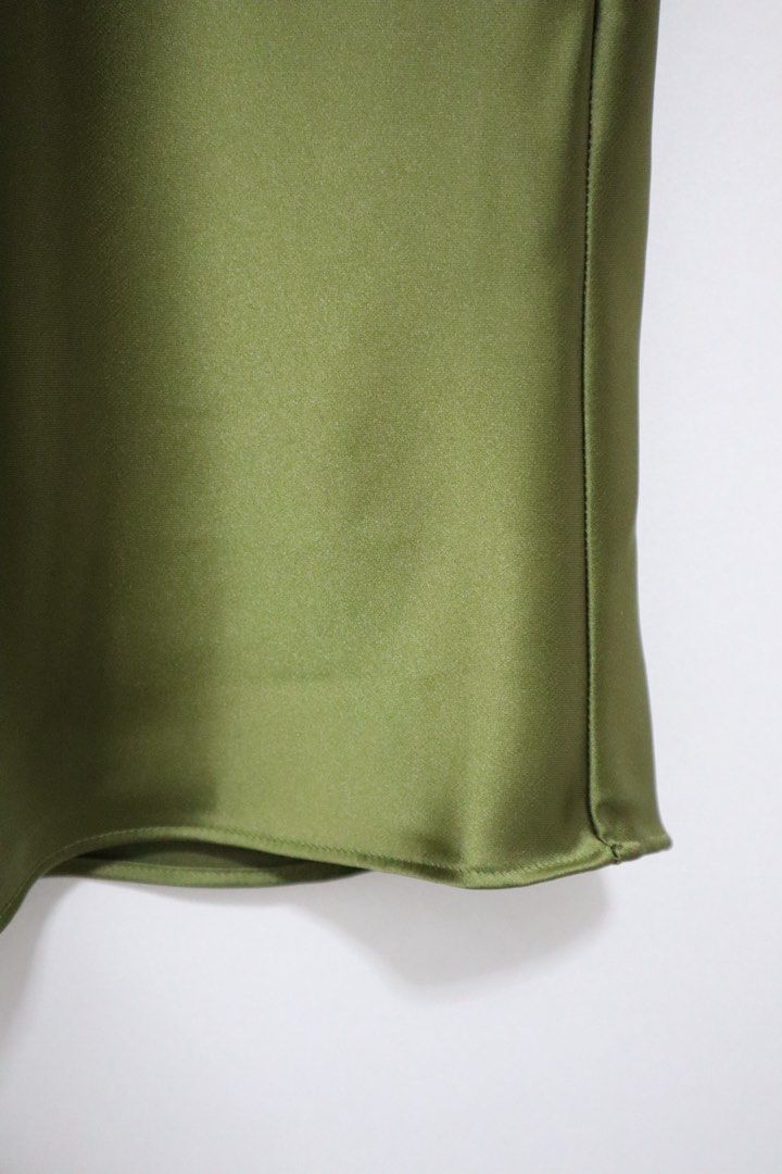ZARA satin skirt (Category: Skirts) located in Malolos. Submitted by topicksph (Listing ID 1442952812, Image 3). Description: ZARA satin skirt size XS | Php 995 from JPY5,990 BNWT w: 26”-28” l: 37” 📌w runs, not noticeable ww. Pls see last photo..