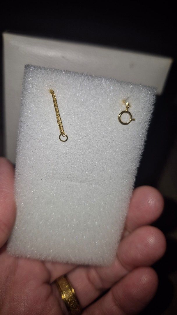 18K saudi Gold pawnable braceleet (Category: Necklaces) located in Quezon City. Submitted by maryann17 (Listing ID 1443249694, Image 3). Description: - Genuine 18K saudi gold bracelet - 0.78 grams - Secure spring ring clasp - Perfect for everyday wear - Great for layering .
