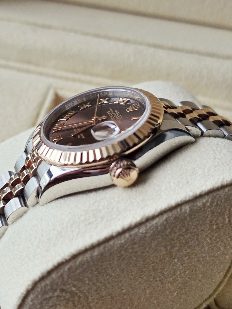 2022 Rolex Datejust 28mm 279171 (Category: Luxury Watches) located in Makati City. Submitted by rvffy (Listing ID 1443282145, Image 2). Description: Rolex Datejust 28 Everose - Complete PRICE: Php768,000 Year: 2022 Size: 28mm Model: Datejust 28 Model Number: 279171 Links: 23+2 RoIex Guarantee Card/Certificate: Yes RoIex Box: Yes PM for inquiries. 📍 One Ayala, 1 Ayala Ave cor. Edsa, Makati City #279171 #179171 #278271 #178271 #279173 #179173 #278