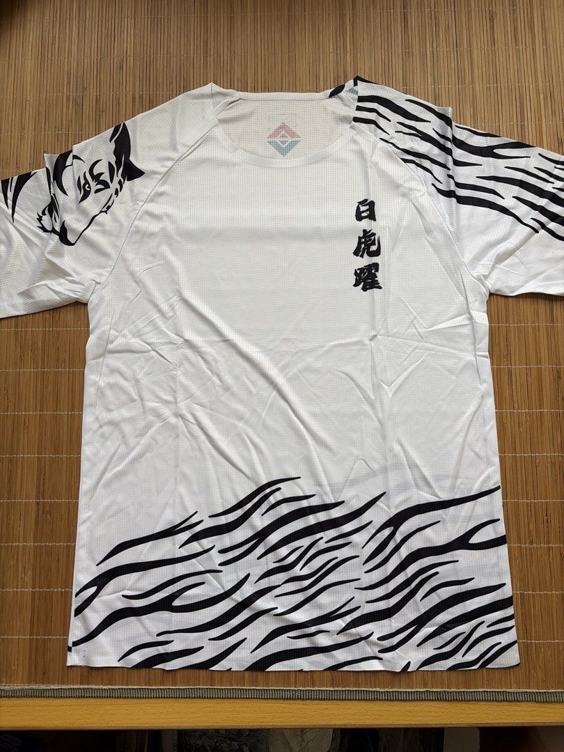 白虎圖案短袖 Tee 裇 （分類：T-shirt、恤衫、有領衫）位於 Hong Kong。 由 lo___ 提交（商品編號 1443205615，圖片 2）。簡介： 呢件 Tee 裇前面有白虎圖案，後面都有。袖口同衫腳都有老虎紋。著上身好有型。。