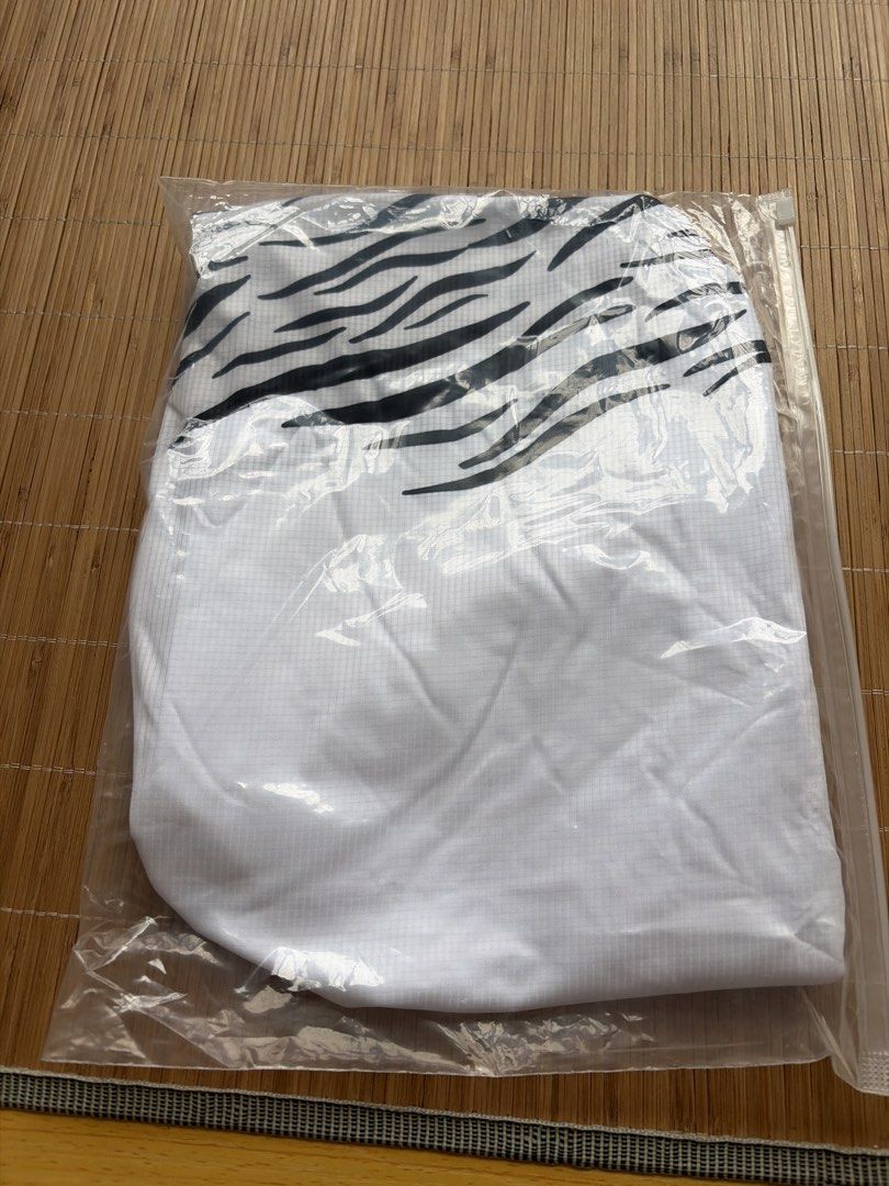 白虎圖案短袖 Tee 裇 （分類：T-shirt、恤衫、有領衫）位於 Hong Kong。 由 lo___ 提交（商品編號 1443205615，圖片 3）。簡介： 呢件 Tee 裇前面有白虎圖案，後面都有。袖口同衫腳都有老虎紋。著上身好有型。。