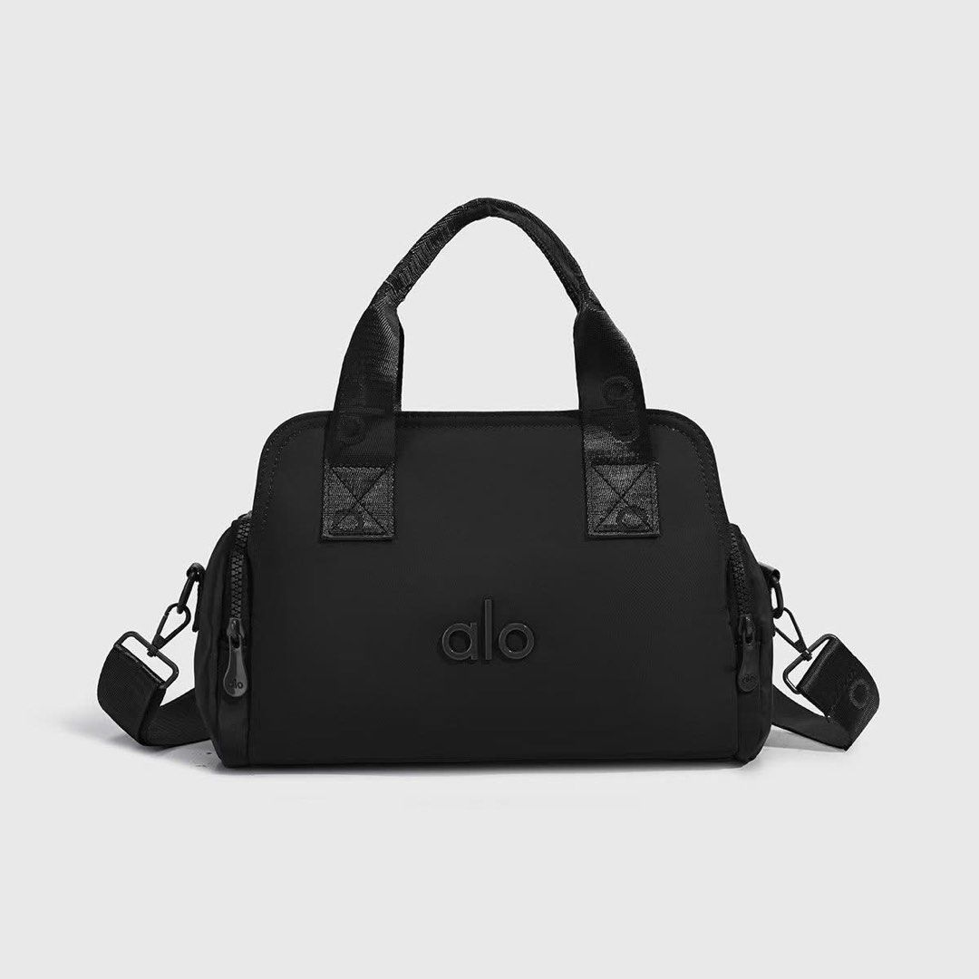 Alo Multi-pocket Crossbody Bag (Category: Cross-body Bags) located in Manila. Submitted by olliefindselite (Listing ID 1443272859, Image 1). Description: .