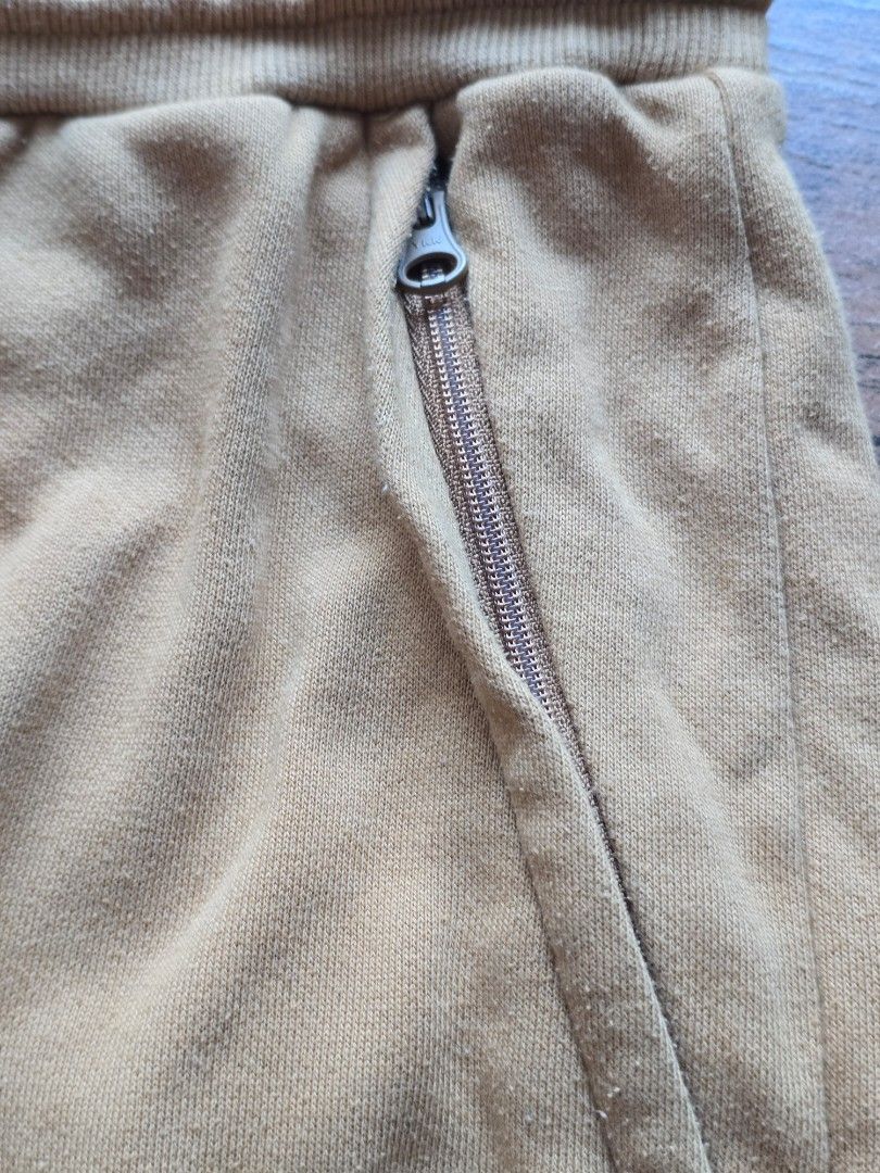 Alo Yoga Chill Shorts Toffee Brown Small (Category: Shorts) located in Manila. Submitted by d.man (Listing ID 1443200893, Image 3). Description: for sale: - alo yoga chill shorts - toffee brown - small but can fit M - tag is removed on the shorts, but i have an email order from alo to prove the size Small 3,000.