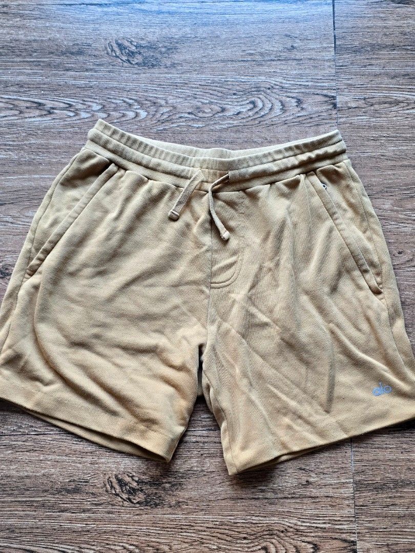 Alo Yoga Chill Shorts Toffee Brown Small (Category: Shorts) located in Manila. Submitted by d.man (Listing ID 1443200893, Image 1). Description: for sale: - alo yoga chill shorts - toffee brown - small but can fit M - tag is removed on the shorts, but i have an email order from alo to prove the size Small 3,000.
