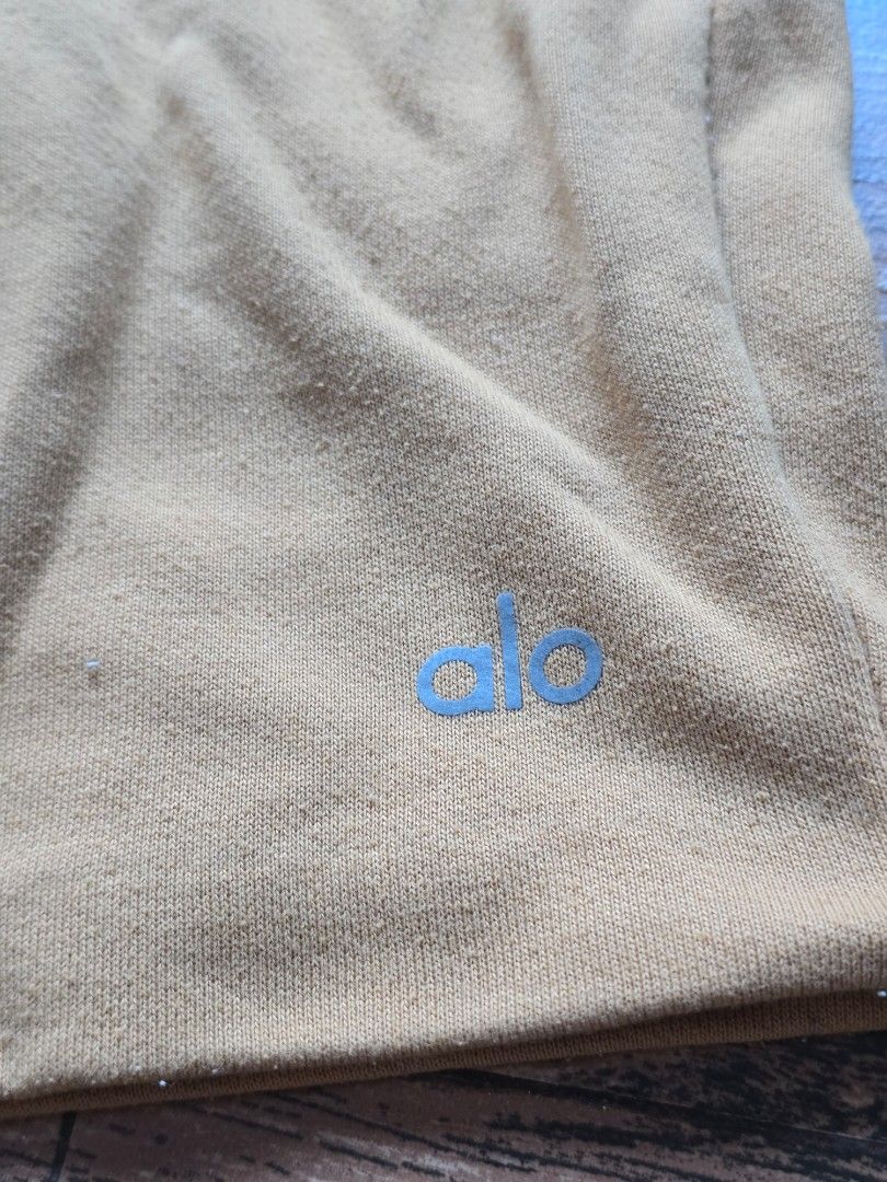 Alo Yoga Chill Shorts Toffee Brown Small (Category: Shorts) located in Manila. Submitted by d.man (Listing ID 1443200893, Image 2). Description: for sale: - alo yoga chill shorts - toffee brown - small but can fit M - tag is removed on the shorts, but i have an email order from alo to prove the size Small 3,000.