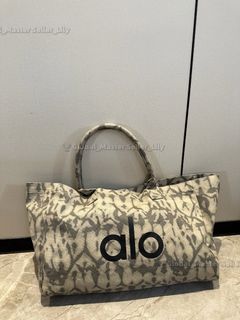 (Category: ) located in . Submitted by fashion.luxe (Listing ID 1443302727, Image 1). Description: .