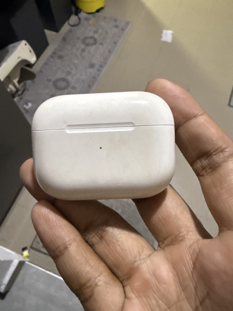Apple AirPods Pro Charging Case