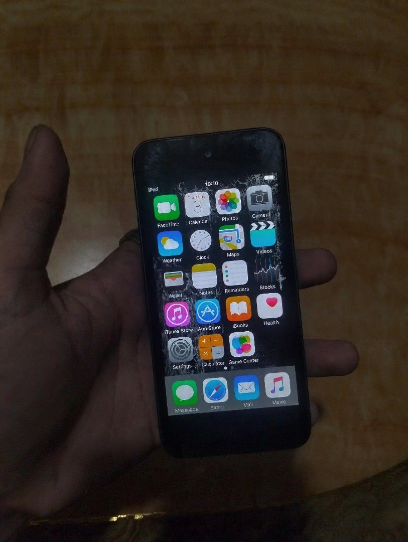 Apple Ipod Touch 5th Generation (32GB) Space Gray (Category: Early Generation Mobile Phones) located in Cebu City. Submitted by h.thrifts (Listing ID 1443289585, Image 3). Description: Apple iPod Touch 6th Generation (Space Gray) NOTE❗: This Phone is very old so dont expect much. Buy at your own risk. Everything is working. Sound is great. Photo is great. Good for music and for taking a photo (Digi Cam). (SLIGHTLY NEGOTIABLE IF SURE BUYER) -SPECS