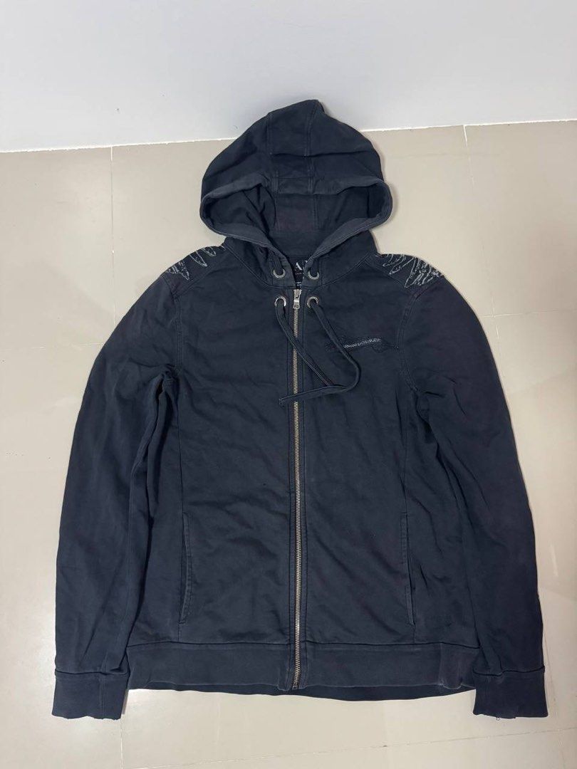 Armani Exchange Zip-Up Hoodie with Eagle Graphic (Category: Coats, Jackets and Outerwear) located in Lupi. Submitted by shittynappy (Listing ID 1443248971, Image 2). Description: 📍 PM for Infos PSG ko😞 - Armani Exchange zip-up hoodie - Size: Medium (M) - Features a cool eagle wing graphic on the back - Smaller graphic details on the front - Smooth zip-up closure - Drawstring hood for adjustable comfort - Comfortable material, perfect for casual
