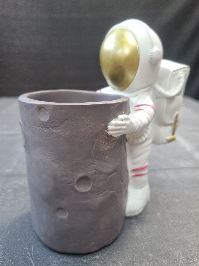 Astronaut Moon Pen Holder Desk Organizer (Category: Stationery & School Supplies) located in Las Pinas. Submitted by homedispatch (Listing ID 1443131083, Image 2). Description: Product No. 154 Product: Astronaut pen holder Condition: Like new Price: ₱300 Dimensions: 3.5" x 5" x 6".