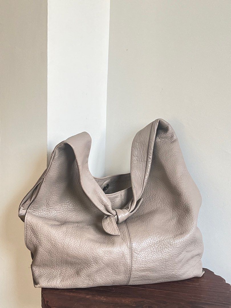 Authentic Vera Wang Leather Knot Hobo (Category: Luxury Bags & Wallets) located in Davao. Submitted by vaultexchange_ (Listing ID 1443312212, Image 2). Description: No major flaws w minimal signs of use Roomy.