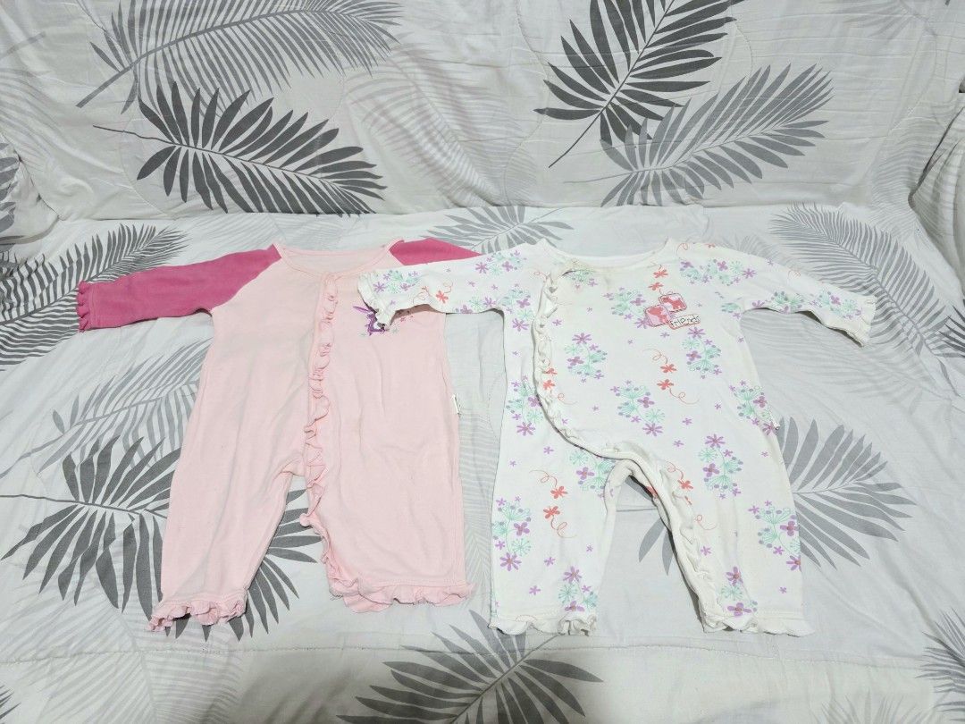 Baby Sleepsuits/Rompers Bundle (12-18 Months) (Category: Babies & Kids Fashion) located in Taguig. Submitted by jeaniper (Listing ID 1443131253, Image 2). Description: - Bundle of 7 baby sleepsuits and rompers - Assorted cute prints and patterns - Includes both long-sleeved and short-sleeved options - All sleepsuits/rompers are footed - Suitable for everyday wear and sleeping - Fits babies aged 12-18 months.
