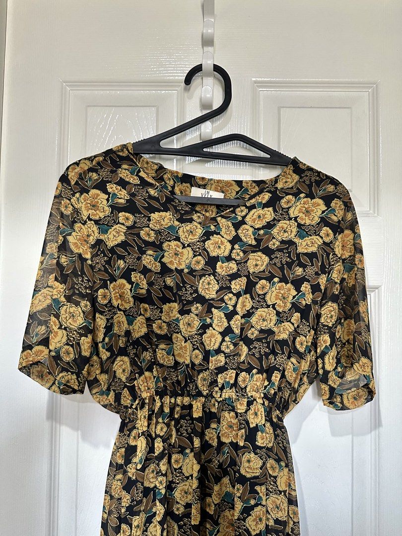 Black & Yellow Floral Dress (Category: Dresses) located in Mandaluyong City. Submitted by busybugzy (Listing ID 1443287553, Image 3). Description: - Black dress with a yellow floral print. - Elasticated waist ensures a comfortable and flattering fit. - Adorable short flutter sleeves. - Stylish tiered hemline..