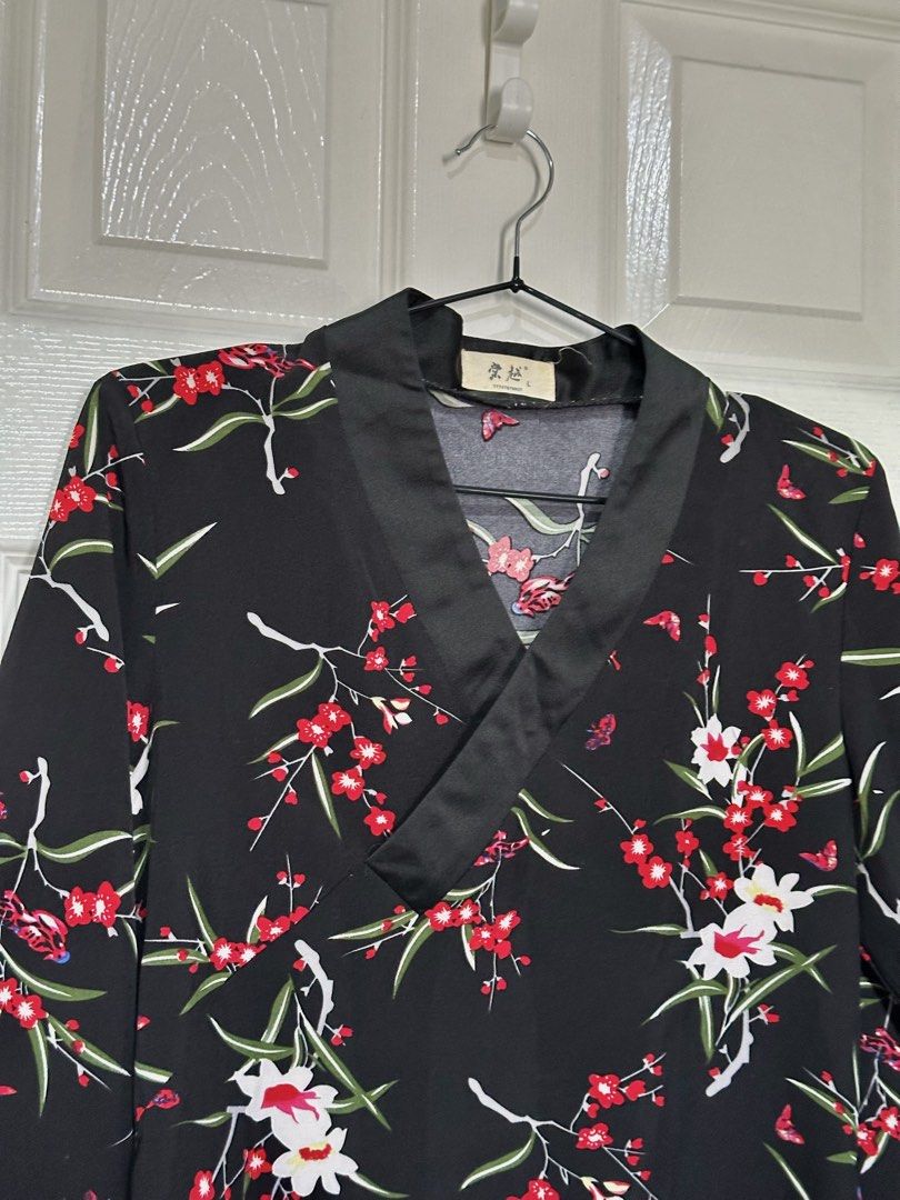 Black Floral Kimono Style Top (Category: Blouses) located in Mandaluyong City. Submitted by busybugzy (Listing ID 1443290226, Image 2). Description: - Elegant black top with a beautiful red and white floral print. - Features a sophisticated kimono-style collar with luxurious satin trim. - Comfortable three-quarter sleeves..