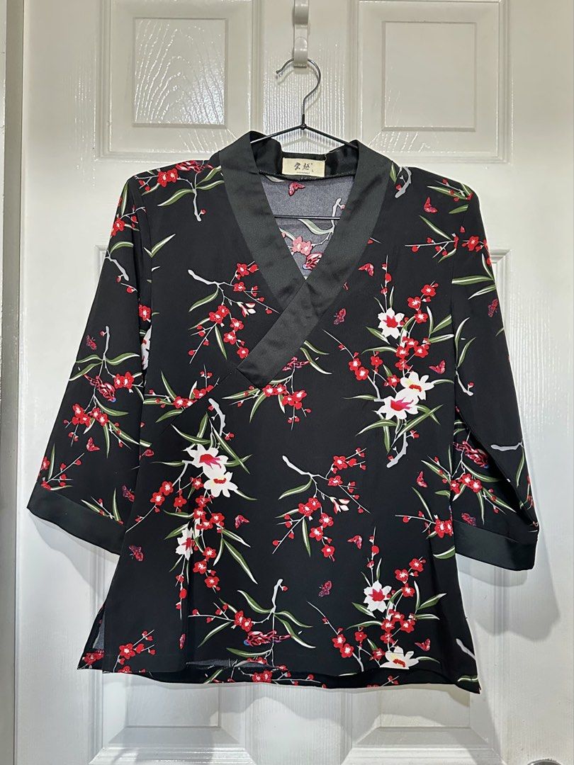 Black Floral Kimono Style Top (Category: Blouses) located in Mandaluyong City. Submitted by busybugzy (Listing ID 1443290226, Image 3). Description: - Elegant black top with a beautiful red and white floral print. - Features a sophisticated kimono-style collar with luxurious satin trim. - Comfortable three-quarter sleeves..