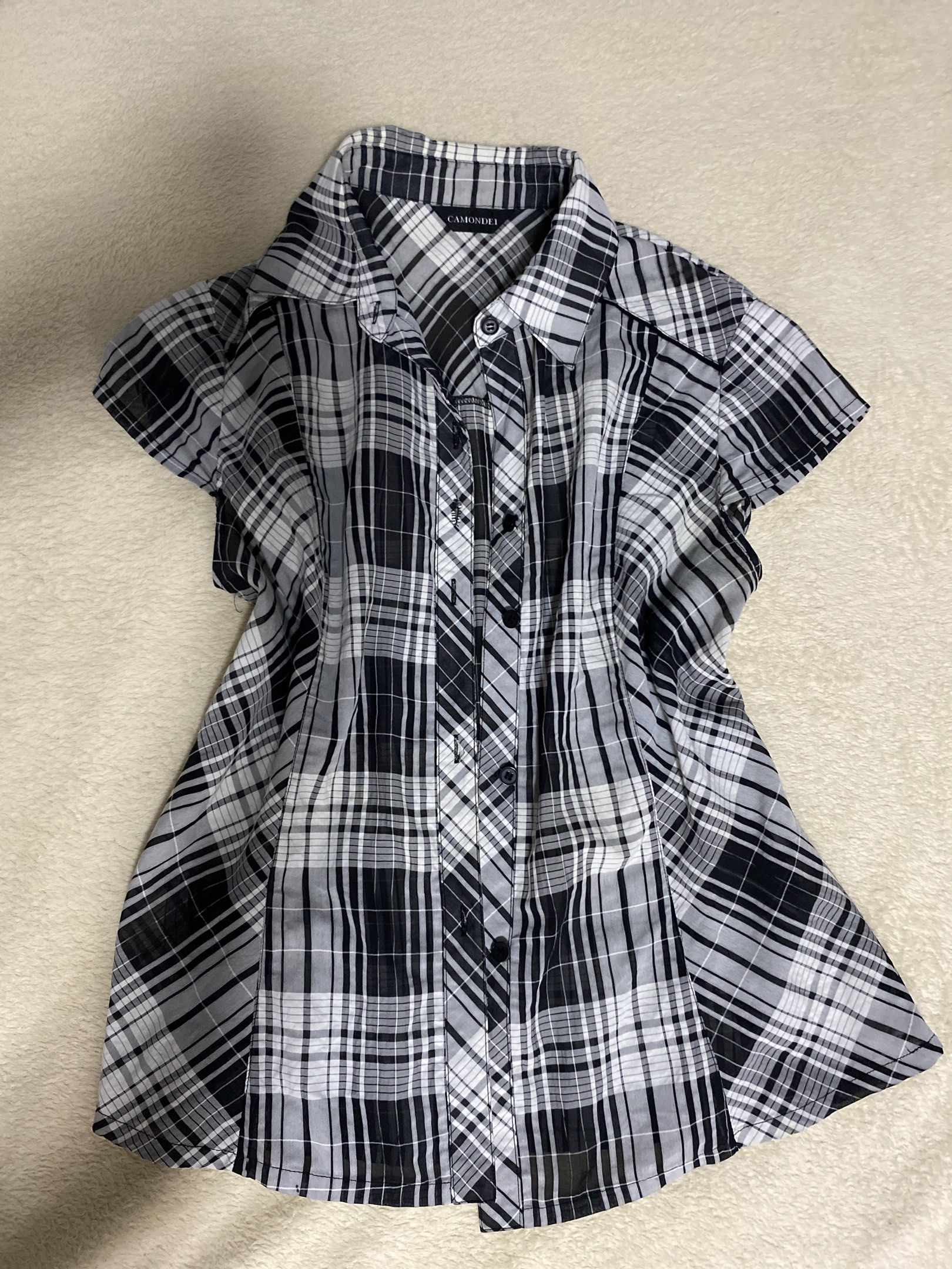 button up womens polo blouse black and white (Category: Blouses) located in Paranaque City. Submitted by whitegummy (Listing ID 1443198732, Image 1). Description: top button is gone! but not really necessary since its not used grunge acubi y2k skater .