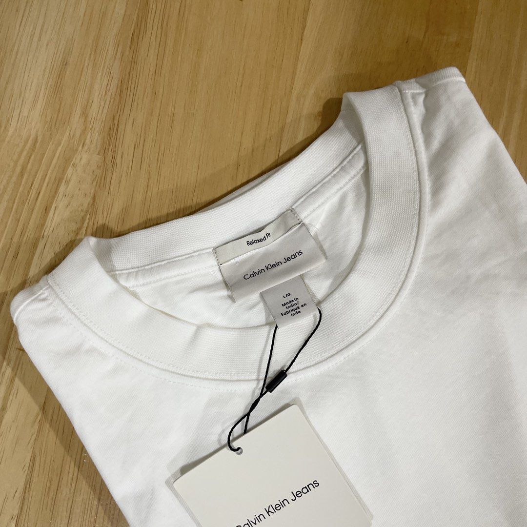 CALVIN KLEIN Men's T-shirt (Category: Tshirts & Polo Shirts ) located in Valenzuela. Submitted by adine000 (Listing ID 1443255330, Image 3). Description: Men's Relaxed Fit White✨ 💯Original | Brand new Available Size: Large W25" x L28".