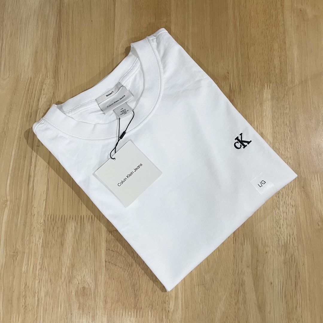 CALVIN KLEIN Men's T-shirt (Category: Tshirts & Polo Shirts ) located in Valenzuela. Submitted by adine000 (Listing ID 1443255330, Image 2). Description: Men's Relaxed Fit White✨ 💯Original | Brand new Available Size: Large W25" x L28".