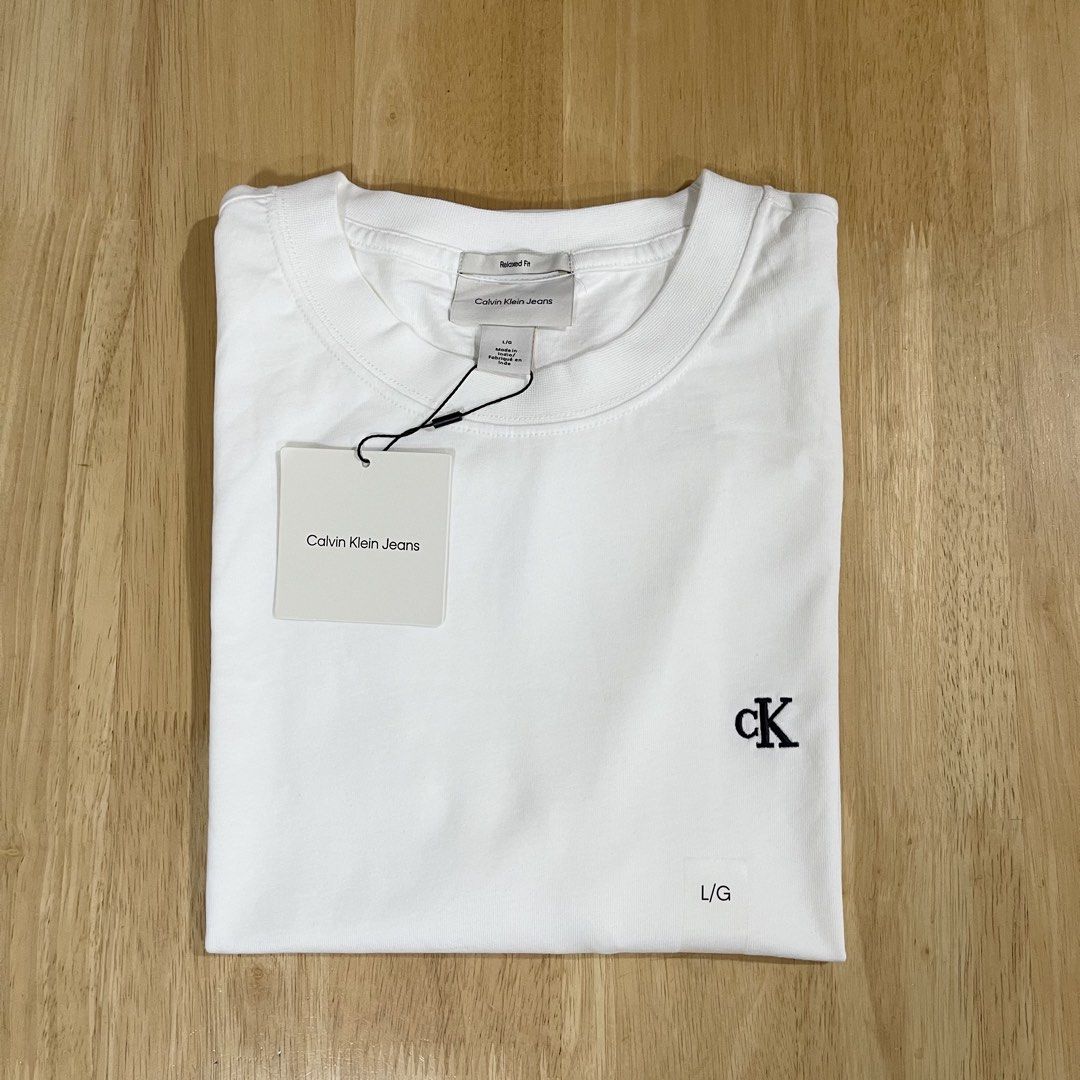 CALVIN KLEIN Men's T-shirt (Category: Tshirts & Polo Shirts ) located in Valenzuela. Submitted by adine000 (Listing ID 1443255330, Image 1). Description: Men's Relaxed Fit White✨ 💯Original | Brand new Available Size: Large W25" x L28".