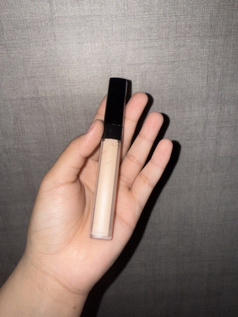 Chanel Le Correcteur De Chanel Concealer B10 (Category: Makeup) located in Las Pinas. Submitted by coolthreadz (Listing ID 1443300256, Image 2). Description: - Chanel Concealer - Shade: B10 - Full Size - Effectively covers blemishes and dark circles - Lightweight and easy to blend formula - Comes in a chic black and silver tube - rfs: not my shade :')).
