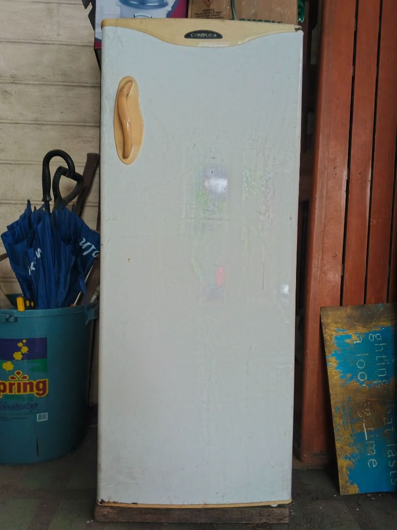 Condura Refrigerator (Defective / Sira) (Category: Refrigerators and Freezers) located in Paranaque City. Submitted by josesellsitems (Listing ID 1443158220, Image 2). Description: Sira. Hindi sumisindi, hindi pinacheck sa technician. Nakatambak lang sa garahe for many many years. - Defective White Combura refrigerator - Beige top and handle - Selling due to it taking space - Pick up only. Mabigat..