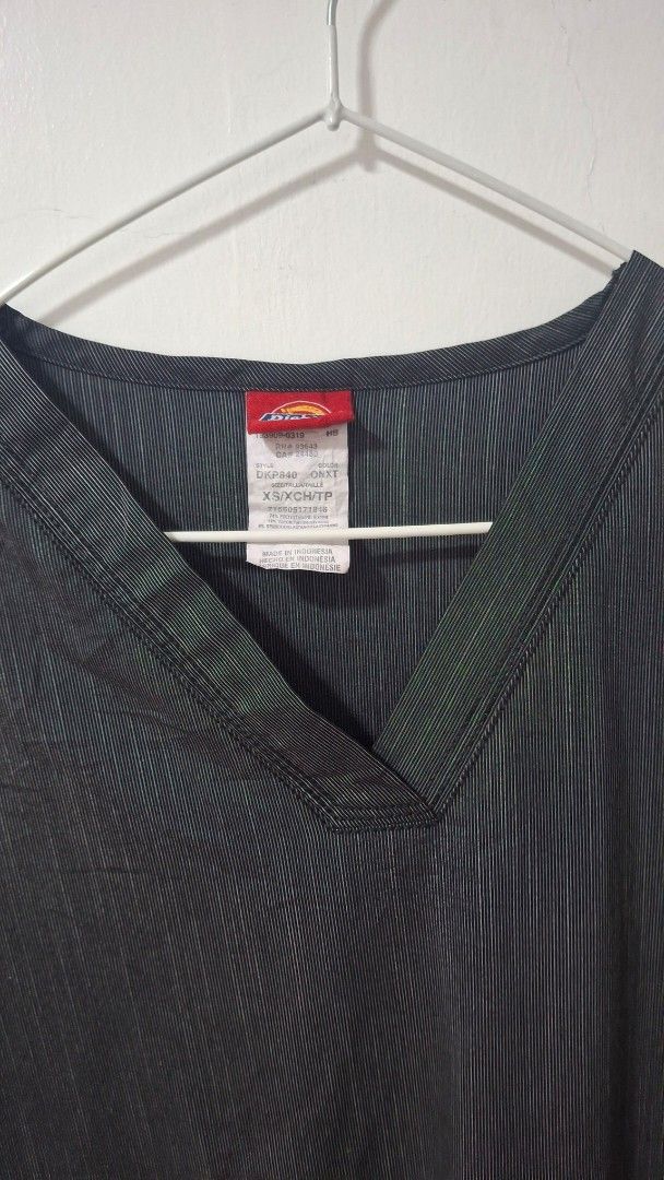 Dickies Grey Striped V-Neck Scrub Top (Category: Others Tops) located in Quezon City. Submitted by _helpmedeclutter (Listing ID 1443163593, Image 3). Description: - Grey scrub top with subtle vertical stripes - V-neck design - Two front pockets - Small loop detail on left chest pocket - Short sleeves - Comfortable and practical for work.
