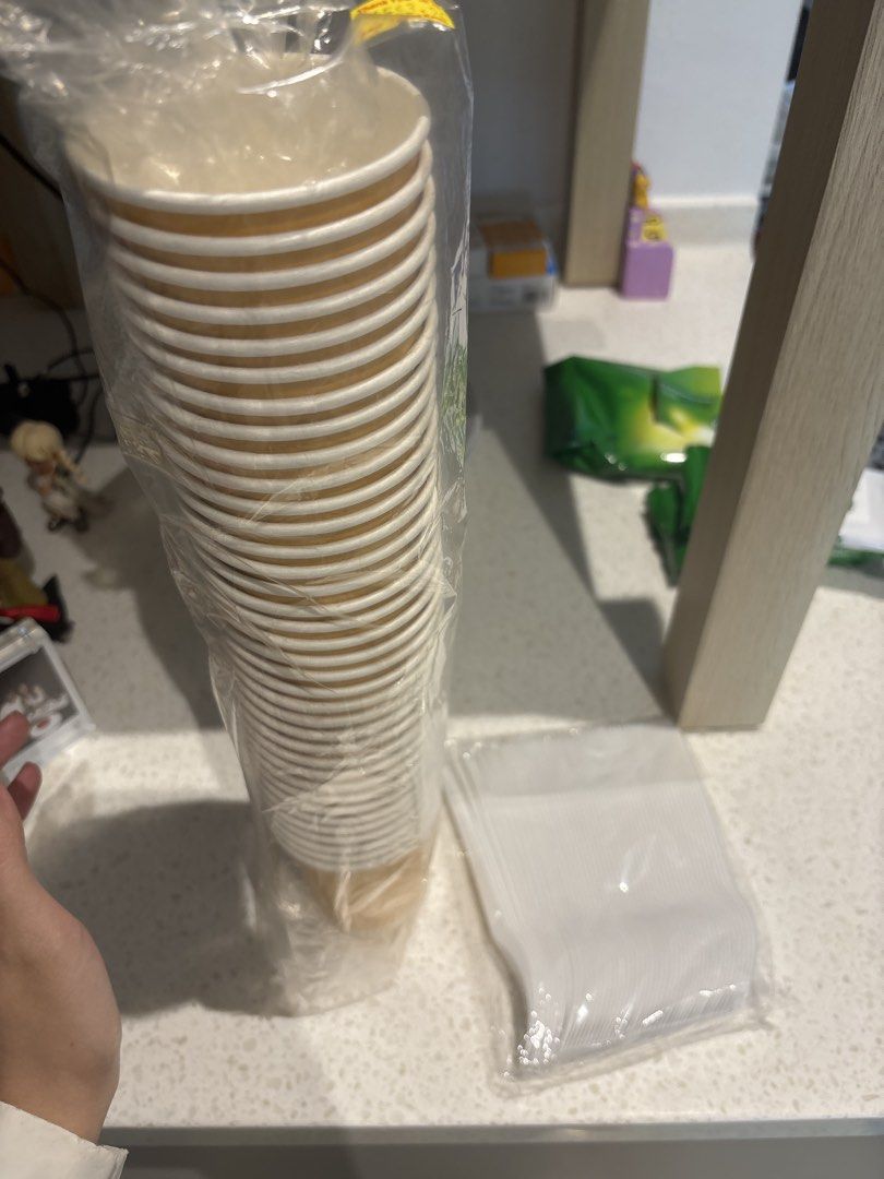 Disposable Paper Cups and Plastic Cutlery Set479169343716085760