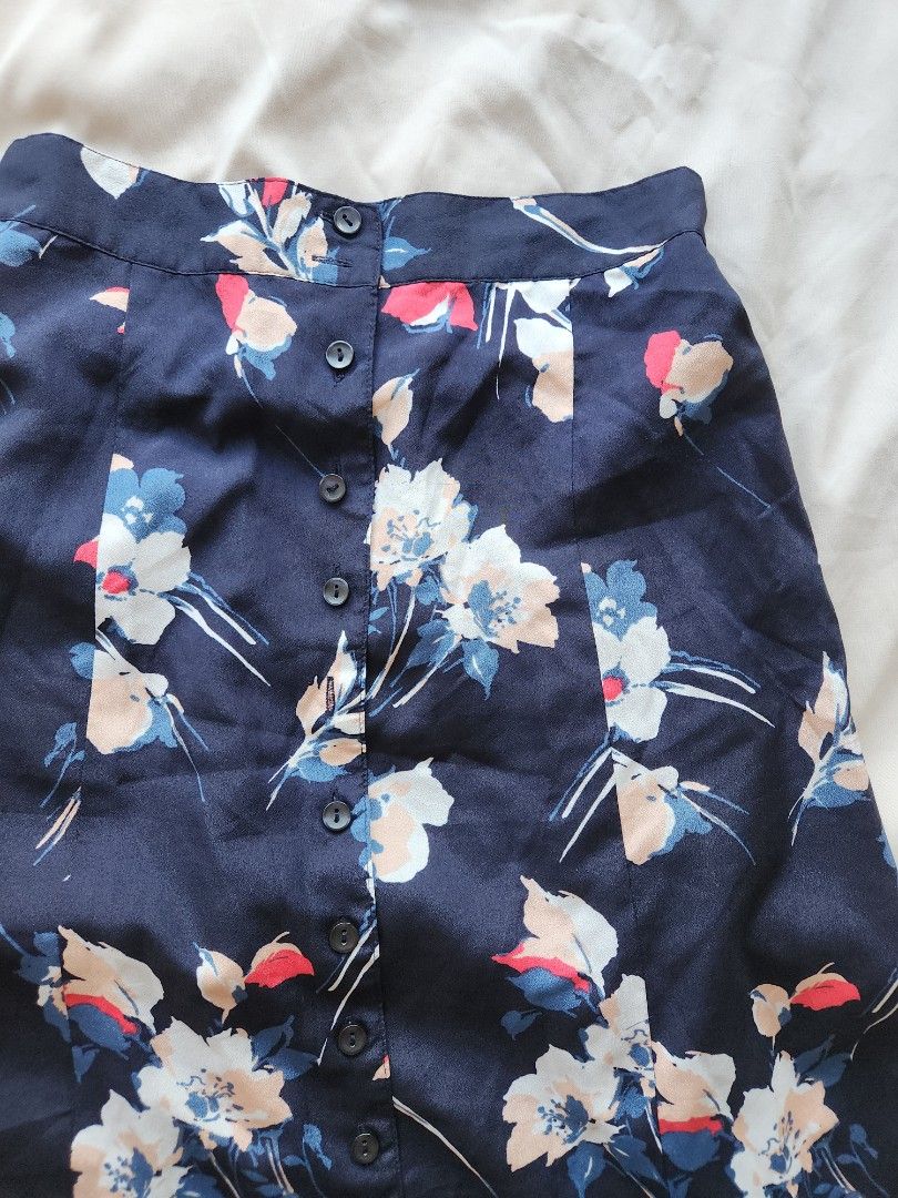 Floral maxi skirt (Category: Skirts) located in Makati City. Submitted by abbydeclutters (Listing ID 1443291737, Image 2). Description: Navy blue skirt with floral print from f21. Size small So easy to style. Just dont reach for it anymore.