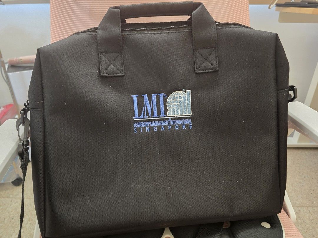Free Laptop Bag479101656247848960