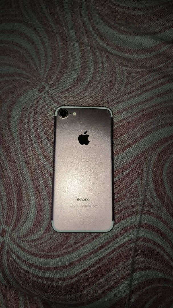 FS IPhone 7 (Category: iPhone 7 Series) located in Quezon City. Submitted by quinlol (Listing ID 1443274614, Image 2). Description: IPhone 7 Rose Gold Variant 128GB used only for digicam purposes, extra storage, live photo •still negotiable ISSUES: -replaced battery kaya 100%, pero it can still last 3-4 hours of light use -may touch defect sa gitna ng screen parang manipis na line pero the rest responsive yung touch, no ghost touches RFS: need ca