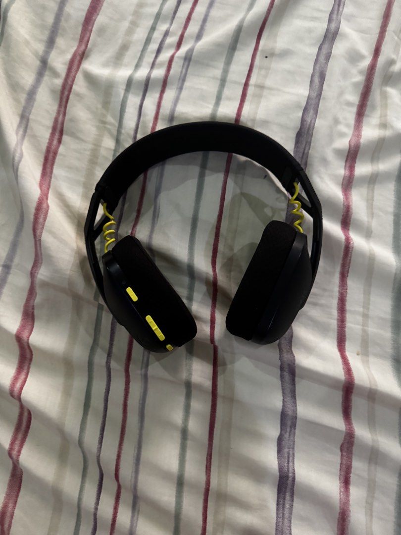 Logitech G435 Lightspeed Gaming Headset (Category: Headphones & Headsets) located in Quezon City. Submitted by noahhsellss (Listing ID 1443226615, Image 2). Description: Bought in 2024 for around 4.5k in DataBlitz Slight discount for sure buyers Honest Issues:Exposed wire on left side(doesnt affect left side), slight paint on the headset(try to find it hahah) Microphone and audio is in good condition, sawa sa lowballers.