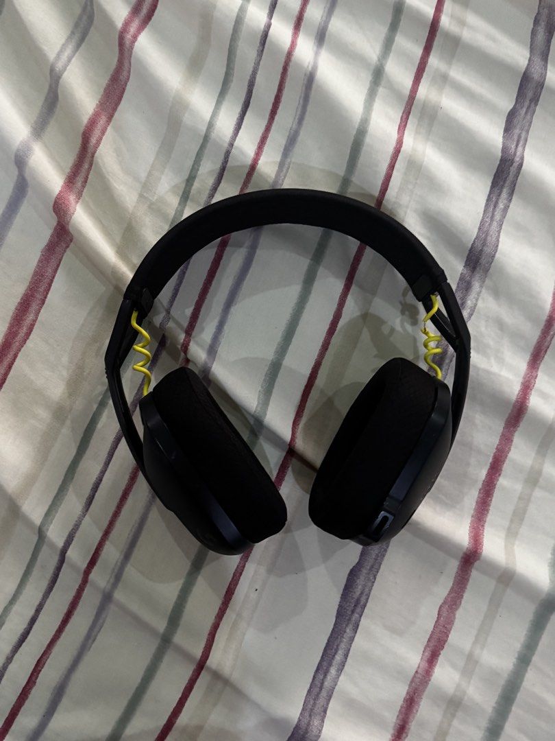 Logitech G435 Lightspeed Gaming Headset (Category: Headphones & Headsets) located in Quezon City. Submitted by noahhsellss (Listing ID 1443226615, Image 1). Description: Bought in 2024 for around 4.5k in DataBlitz Slight discount for sure buyers Honest Issues:Exposed wire on left side(doesnt affect left side), slight paint on the headset(try to find it hahah) Microphone and audio is in good condition, sawa sa lowballers.