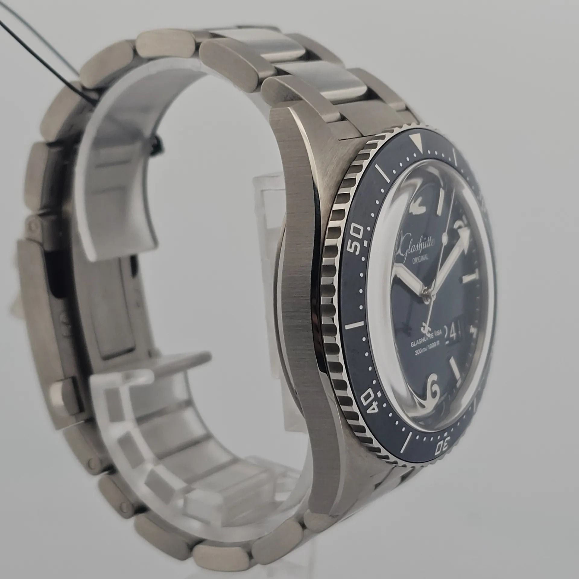 Glashütte Original SeaQ Panorama Date Blue Dial 1-36-13-02-81-70 (Category: Watches) located in Singapore. Submitted by mingwatchchannel (Listing ID 1443226571, Image 3). Description: M260450UGOL20 Watch Condition: Very Good Warranty Card Year: 2020 Diameter: 43mm Movement: Automatic Case Material: Steel Dial Color: Blue Accessories: Comes with original box and papers No Exchange Thank You Want to see more watches we have please follow us on: Web