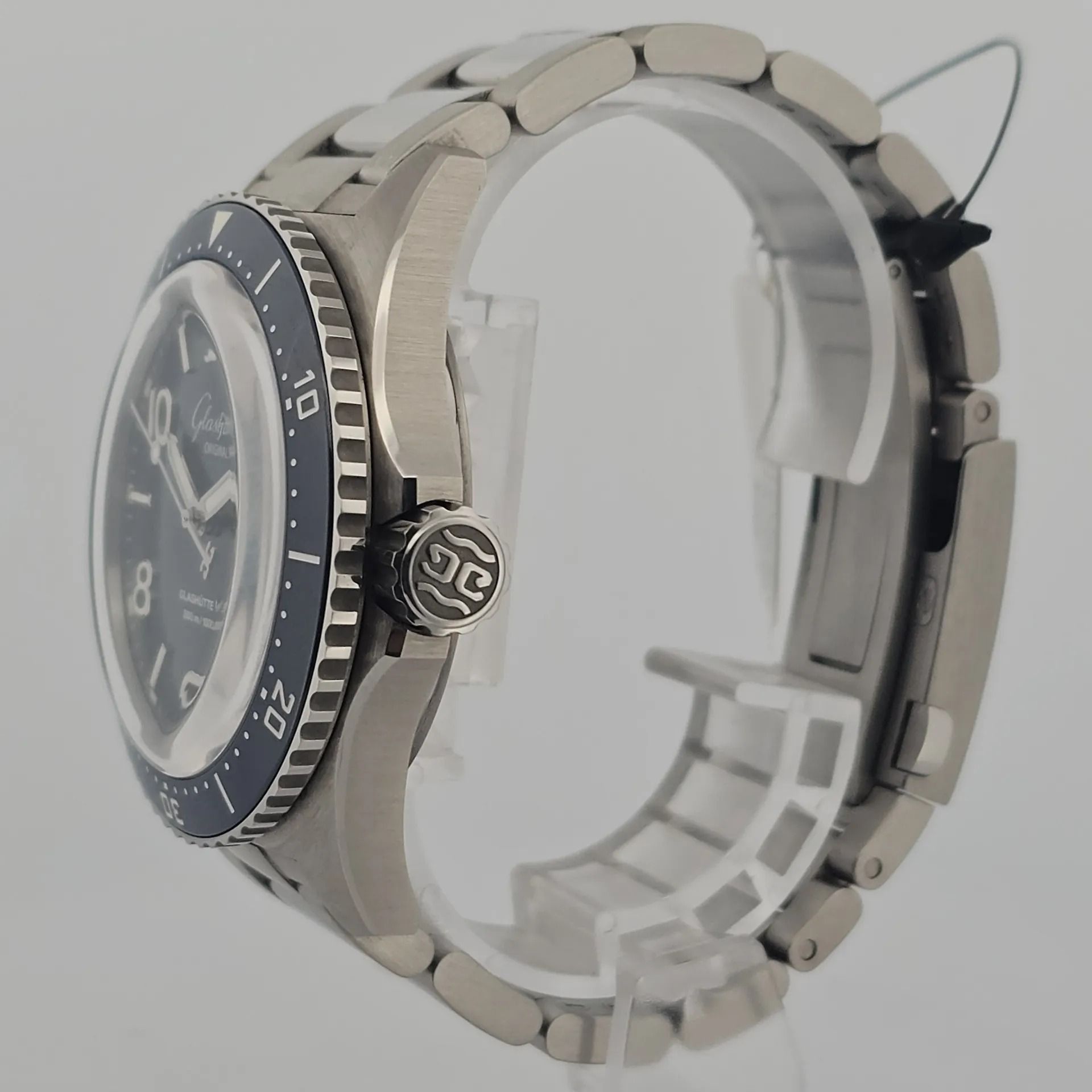 Glashütte Original SeaQ Panorama Date Blue Dial 1-36-13-02-81-70 (Category: Watches) located in Singapore. Submitted by mingwatchchannel (Listing ID 1443226571, Image 2). Description: M260450UGOL20 Watch Condition: Very Good Warranty Card Year: 2020 Diameter: 43mm Movement: Automatic Case Material: Steel Dial Color: Blue Accessories: Comes with original box and papers No Exchange Thank You Want to see more watches we have please follow us on: Web
