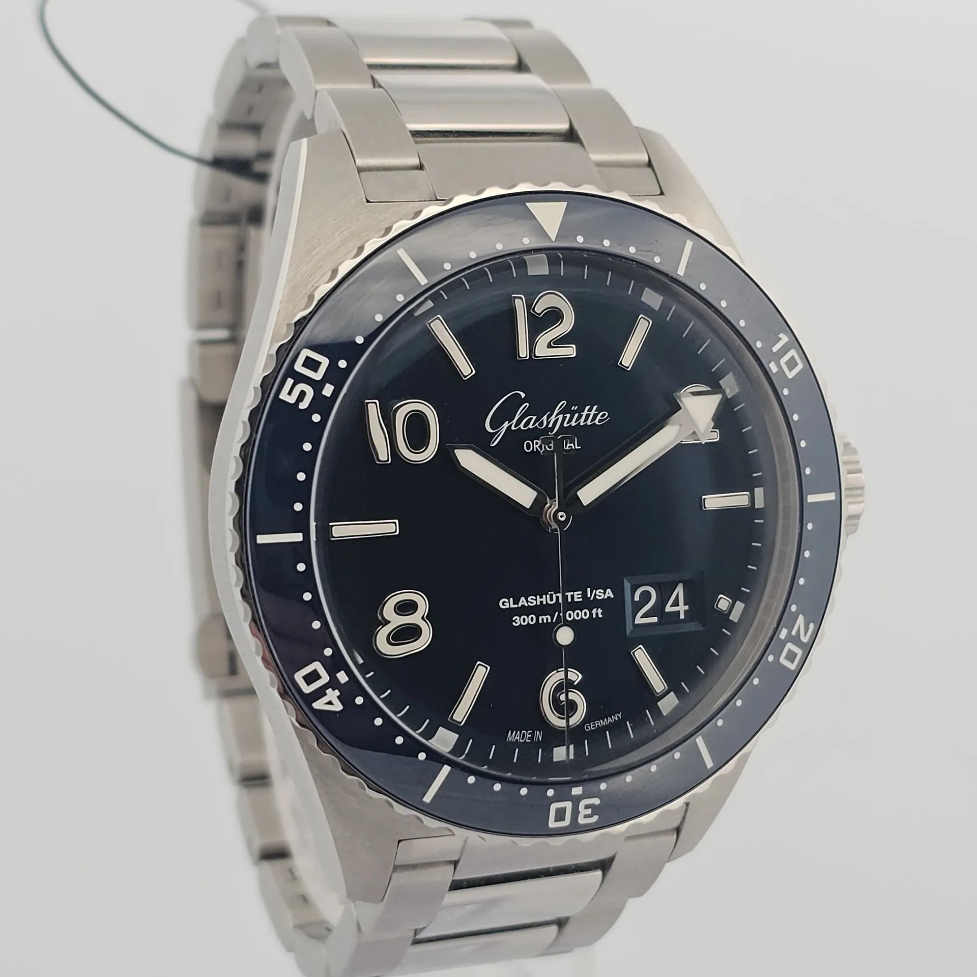 Glashütte Original SeaQ Panorama Date Blue Dial 1-36-13-02-81-70 (Category: Watches) located in Singapore. Submitted by mingwatchchannel (Listing ID 1443226571, Image 1). Description: M260450UGOL20 Watch Condition: Very Good Warranty Card Year: 2020 Diameter: 43mm Movement: Automatic Case Material: Steel Dial Color: Blue Accessories: Comes with original box and papers No Exchange Thank You Want to see more watches we have please follow us on: Web