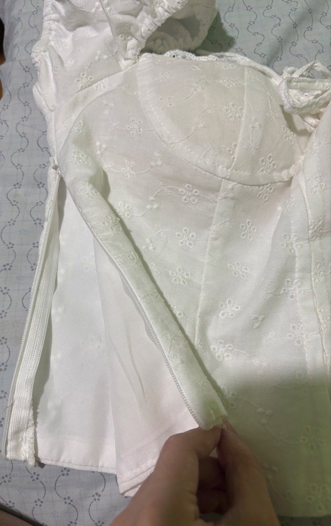 GOMI White Puff Sleeve Corset Top (Category: Blouses) located in Manila. Submitted by brieie (Listing ID 1443298093, Image 3). Description: Fits M-L .