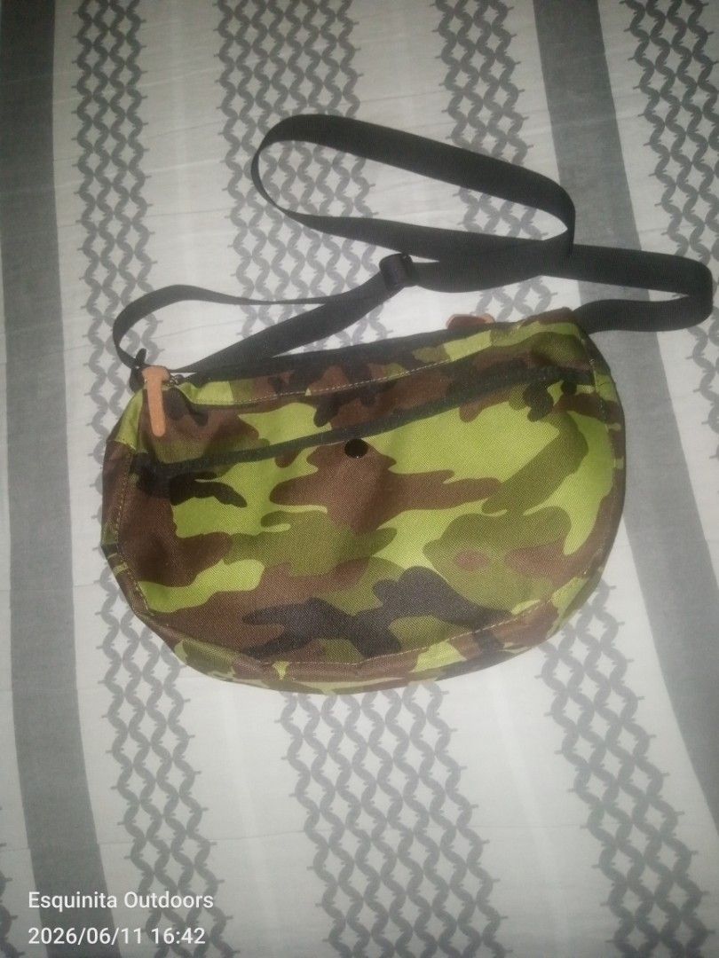 Gregory satchel small camou green (Category: Sling Bags) located in Cabuyao City. Submitted by khode025 (Listing ID 1443272405, Image 2). Description: Gregory satchel small camou green size small like new condition 10/10 condition and color rate 1880 only.