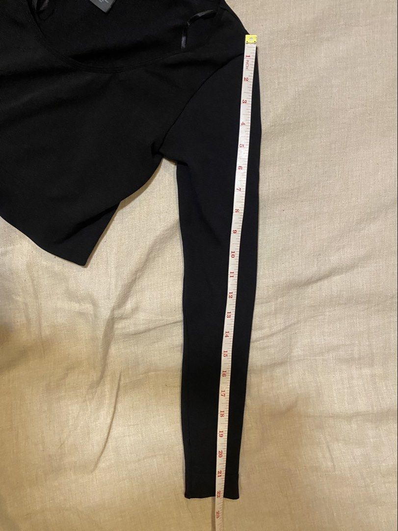 H&M BLACK CROP LONG SLEEVES TOP (Category: Activewear) located in Pasig City. Submitted by r_trunc (Listing ID 1443233050, Image 2). Description: BOUGHT FOR 1,595 LAST PRICE POSTED ALREADY, LOW OFFERS WILL BE BLOCKED NO WHEN WORN CAN FIT SIZES XS - S (SEE MEASUREMENTS) ONLY MESSAGE IF SURE BUYER.