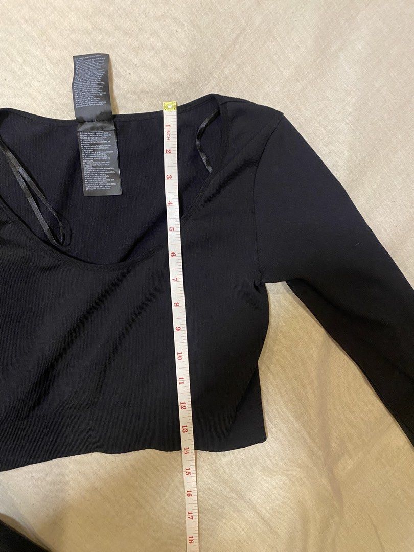 H&M BLACK CROP LONG SLEEVES TOP (Category: Activewear) located in Pasig City. Submitted by r_trunc (Listing ID 1443233050, Image 3). Description: BOUGHT FOR 1,595 LAST PRICE POSTED ALREADY, LOW OFFERS WILL BE BLOCKED NO WHEN WORN CAN FIT SIZES XS - S (SEE MEASUREMENTS) ONLY MESSAGE IF SURE BUYER.