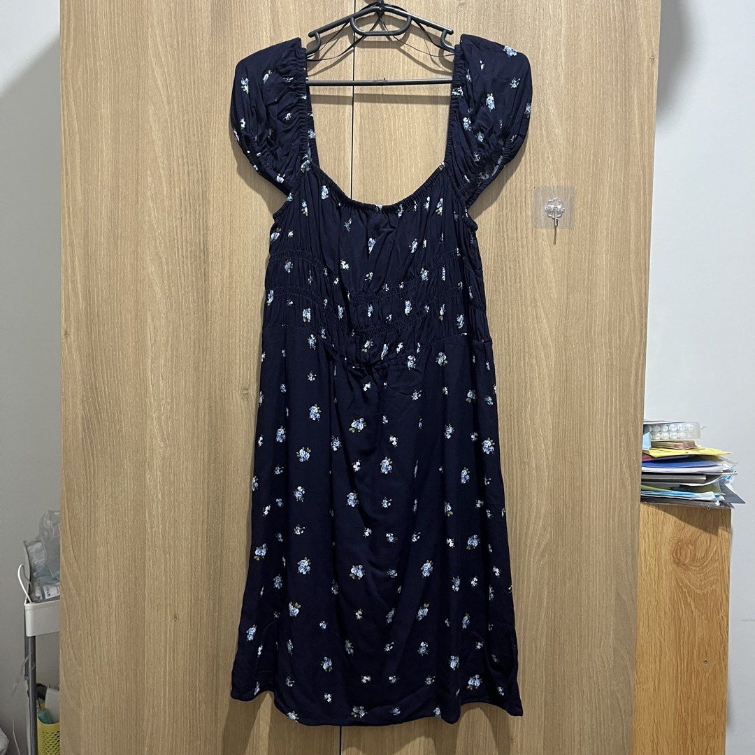 H&M Dark Blue Mini Dress (Category: Dresses) located in Quezon City. Submitted by franclaire (Listing ID 1443289756, Image 2). Description: RFS: Never used Date bought: 2025 Size: L Location: Katipunan Ave., QC Payment: GCash Delivery: LBC, JnT, or Lalamove.