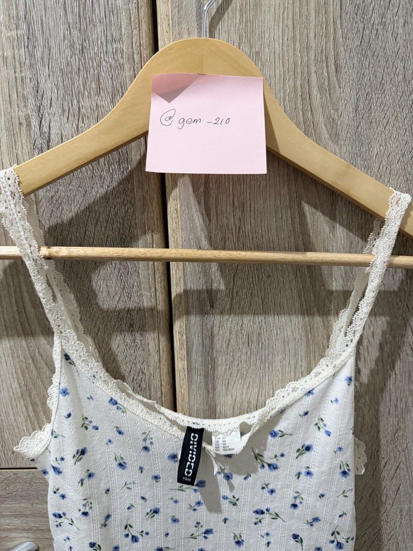 H&M Floral tank top (Category: Sleeveless) located in Quezon City. Submitted by gem_210 (Listing ID 1443200932, Image 2). Description: > DM for more pictures.