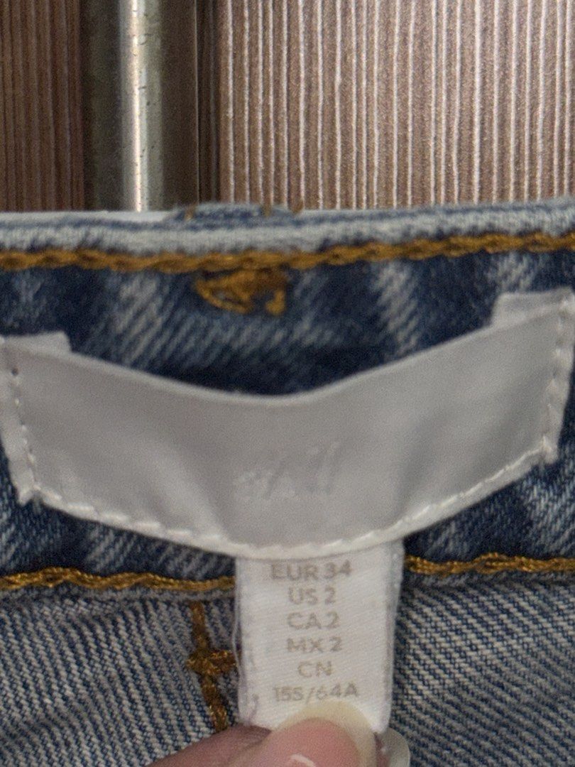 H&M jeans & pants (Category: Jeans) located in Quezon City. Submitted by truecloud.1da3ab (Listing ID 1443245317, Image 3). Description: * ₱300 H&M high waisted jeans * ₱300 H&M baggy wide low waist ripped jeans * ₱200 H&M black cargo pants * ₱200 (no brand) garterized jeans take all price : ₱900.