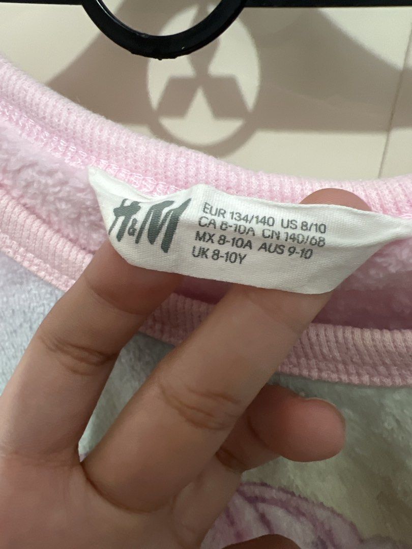 H&M Unicorn Fluffy Sweater for Kids (Category: Babies & Kids Fashion) located in Magalang. Submitted by imdeng (Listing ID 1443220774, Image 2). Description: .