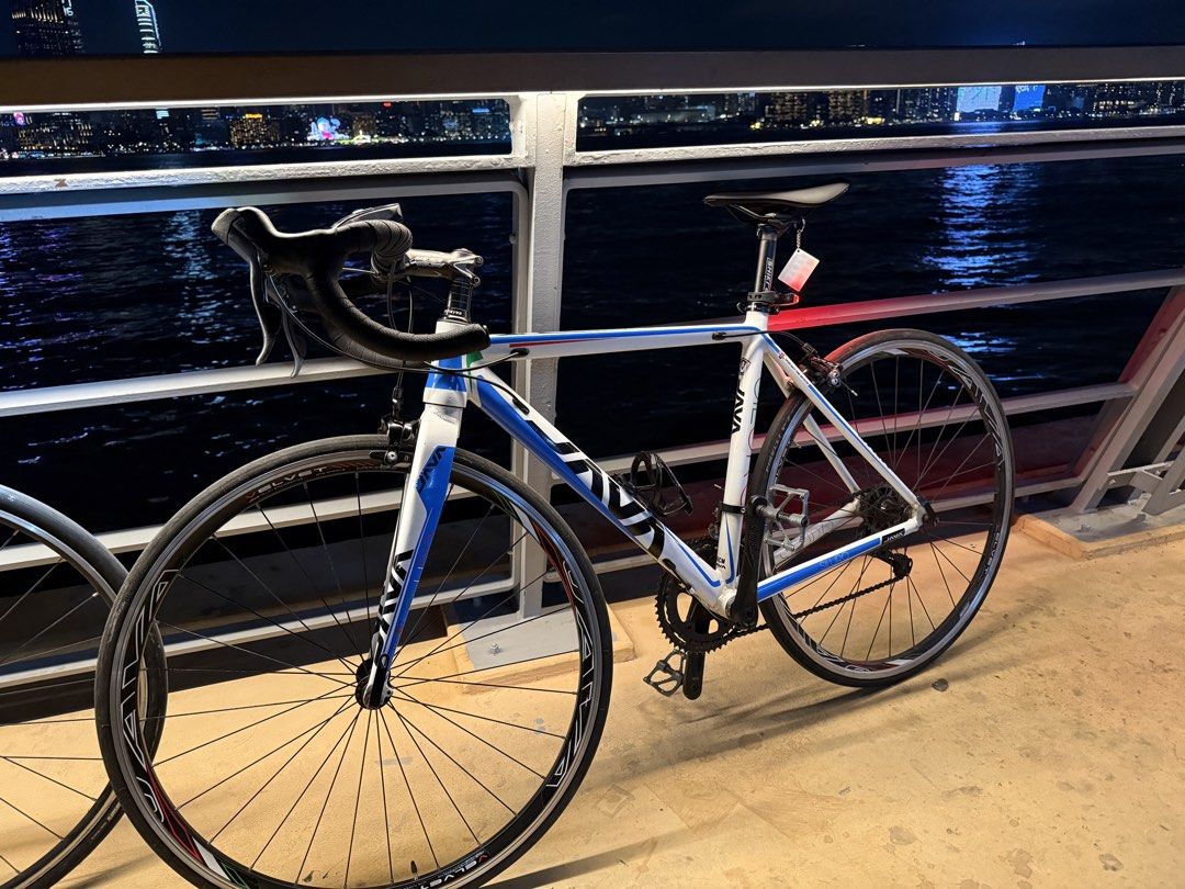 JAVA siluro （分類：單車）位於 Hong Kong。 由 123765 提交（商品編號 1443252156，圖片 2）。簡介： 架係JAVA嘅鋁合金公路車9kg左右，傳動系統全部shimano claris,剎車夾更換shimano 105 急放。