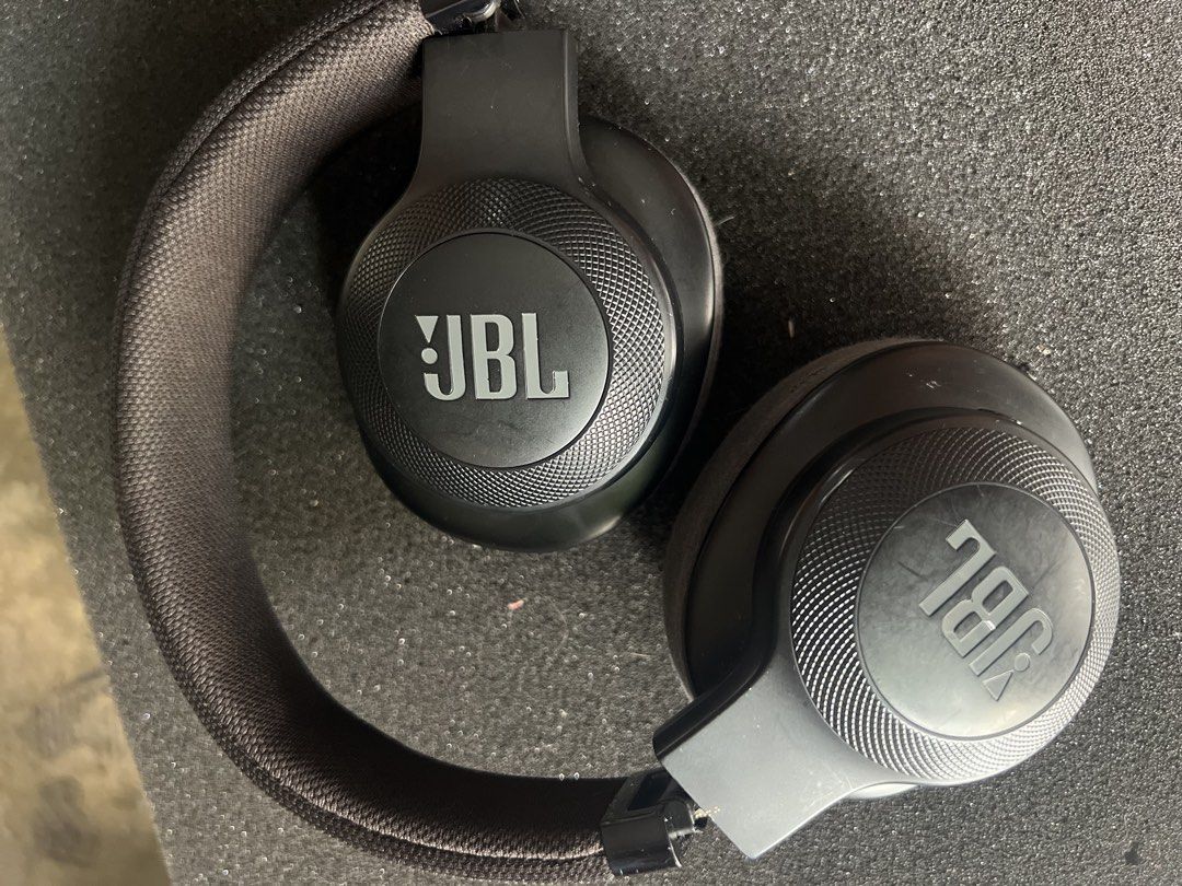 Jbl Bluetooth headphones E55BT (Category: Headphones & Headsets) located in Makati City. Submitted by bentabentabilinakayo (Listing ID 1443216494, Image 2). Description: Second hand Jbl Bluetooth headphones Price 1600 pesos Makati pick up.